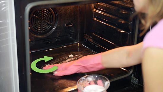Clean the oven with baking soda