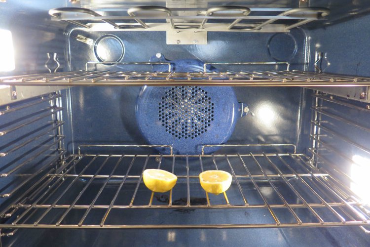 Clean the oven with lemon