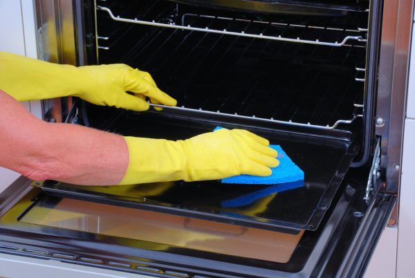 Clean the oven with vinegar