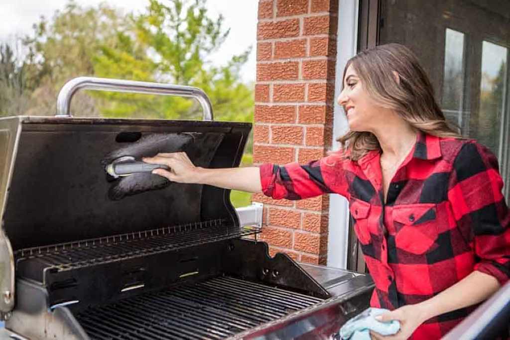 How to clean your grill after cooking